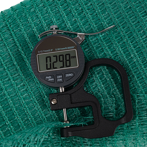 Фасадная сетка защитная, зеленая, 35 г/м², 3*50 м, затенение 35-40% Фасадная сетка защитная, зеленая, 35 г/м², 3*50 м, затенение 35-40%