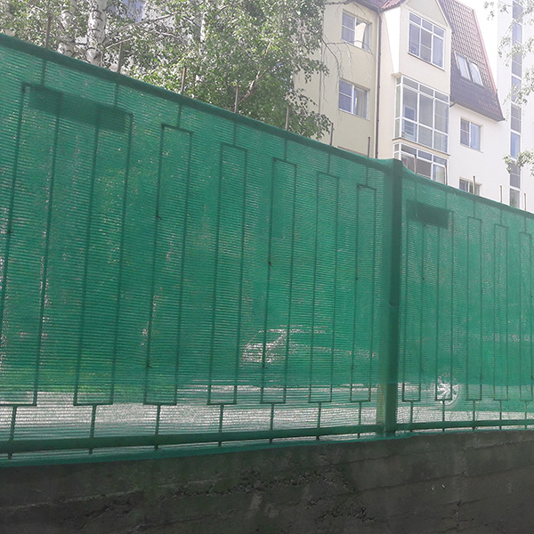 Фасадная сетка защитная, зеленая, 35 г/м², 3*50 м, затенение 35-40% Фасадная сетка защитная, зеленая, 35 г/м², 3*50 м, затенение 35-40%